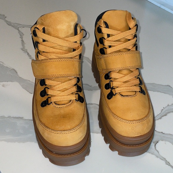 Suede platform boots size 7 - Picture 3 of 9